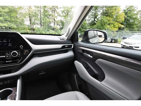 Used 2023 Toyota Highlander Limited FWD image 8