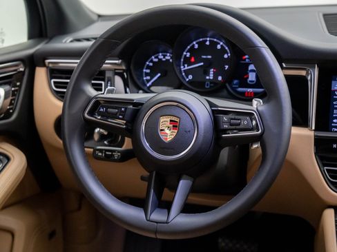 Certified 2025 Porsche Macan image 12