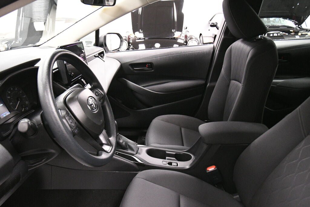 Certified 2025 Toyota Corolla LE FWD image 18