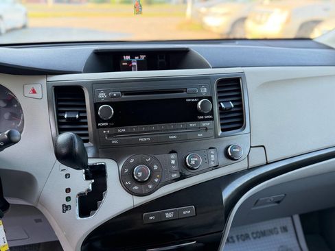 Used 2011 Toyota Sienna LE FWD image 17