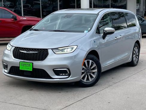 Used 2023 Chrysler Pacifica Limited FWD image 9