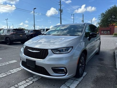 Used 2024 Chrysler Pacifica Limited FWD image 4