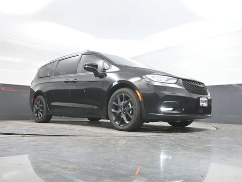 Used 2025 Chrysler Pacifica Limited FWD image 51