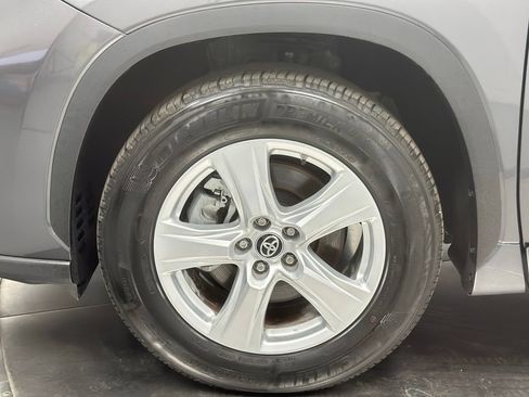Used 2025 Toyota Highlander LE FWD image 21