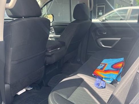 Used 2019 Nissan Titan SV image 6