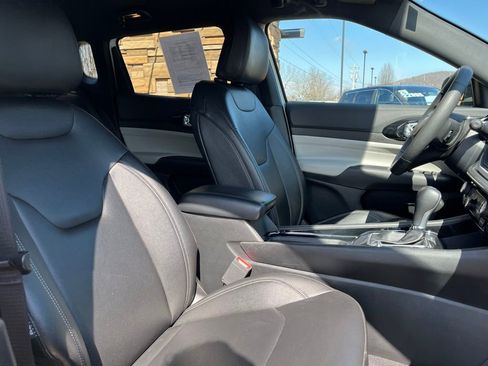 Used 2025 Jeep Compass Limited image 31