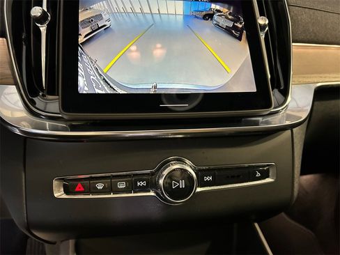 Certified 2025 Volvo XC90 B6 Plus image 18
