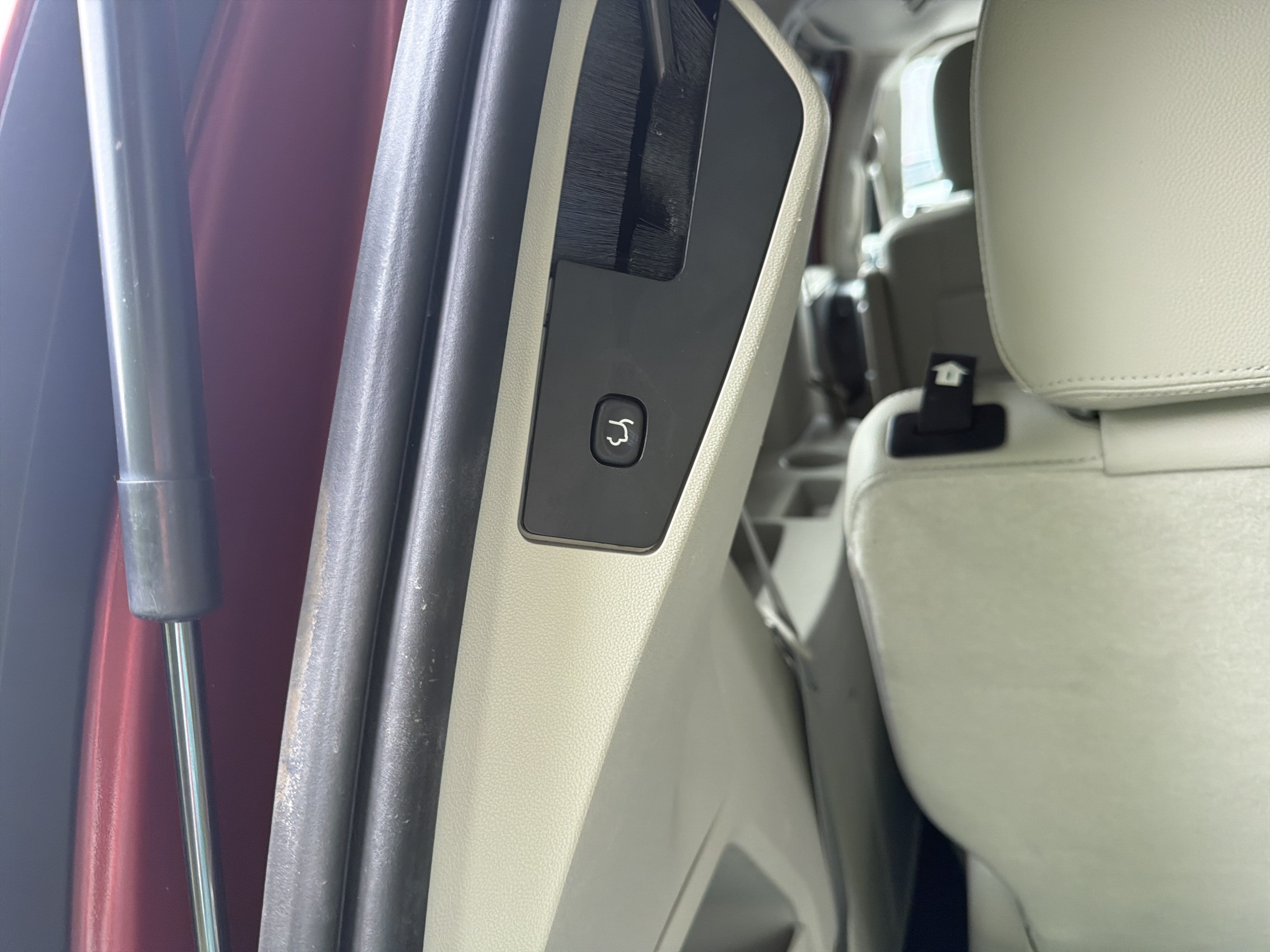 Used 2014 Chrysler Town & Country Touring-L w/ Driver Convenience Group FWD image 9
