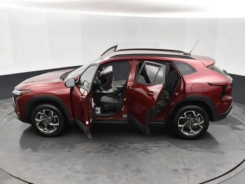 Used 2025 Chevrolet Trax LT w/ LT Convenience Package image 7