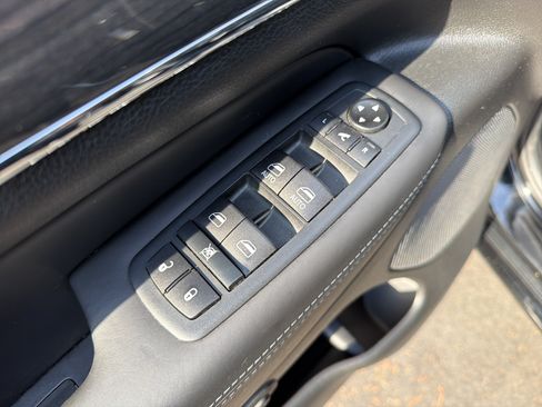 Used 2020 Jeep Grand Cherokee Overland AWD/4WD image 17