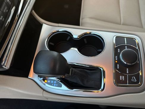 Used 2019 Jeep Grand Cherokee Limited w/ Luxury Group II image 24