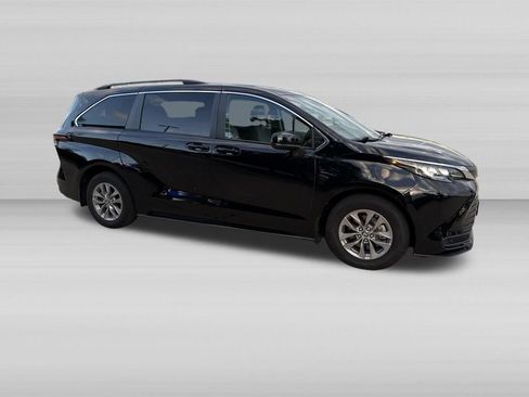 Used 2023 Toyota Sienna LE FWD image 3