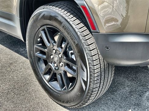 Used 2025 Land Rover Defender 110 S image 11