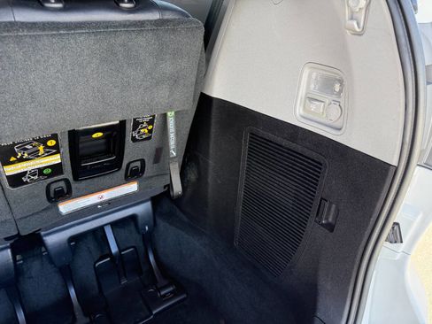 Used 2017 Toyota Sienna SE Premium image 28