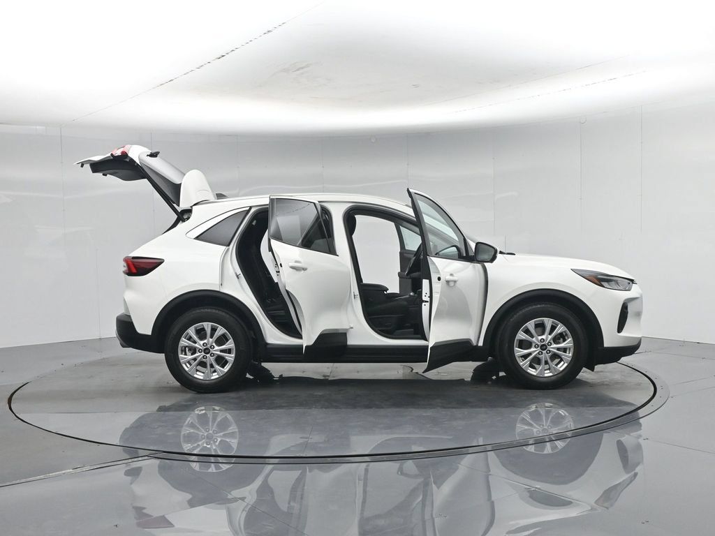 Used 2023 Ford Escape Active w/ Tech Pack #2 FWD image 5