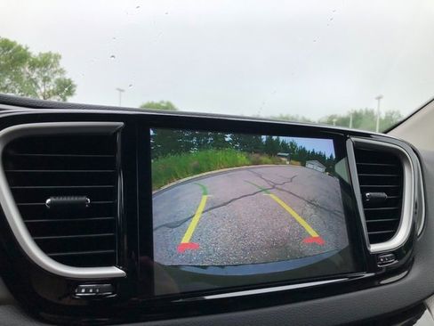 Used 2024 Chrysler Pacifica Touring-L image 8