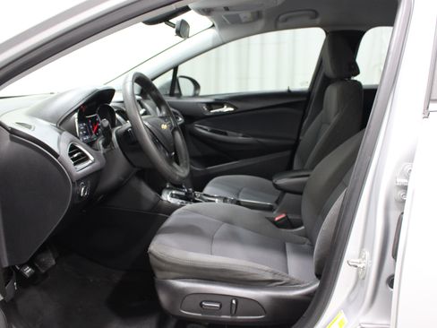 Used 2019 Chevrolet Cruze LT w/ Convenience Package FWD image 3