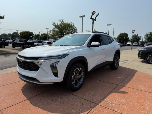 New 2026 Chevrolet Trax LT w/ LT Convenience Package FWD image 3