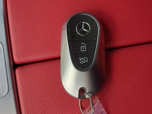 Used 2025 Mercedes-Benz GLC 300 4MATIC image 34