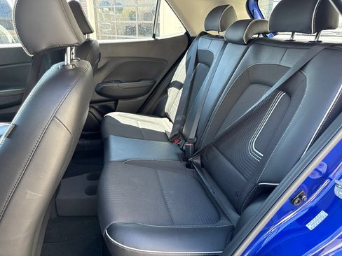Used 2022 Hyundai Venue Limited FWD image 14