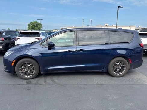 Used 2020 Chrysler Pacifica Touring w/ S Appearance Package FWD image 3