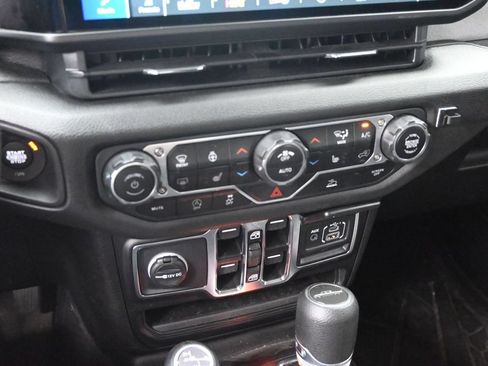 Used 2025 Jeep Gladiator Sport AWD/4WD image 17