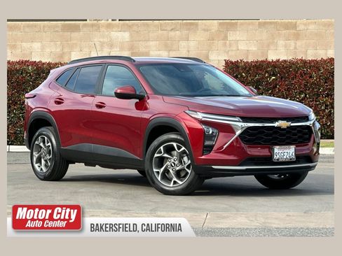 Certified 2025 Chevrolet Trax LT image 1