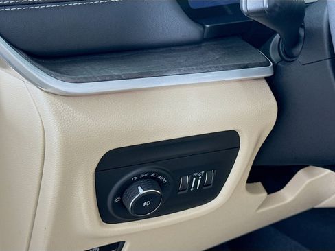 Used 2024 Jeep Grand Cherokee L Limited image 13