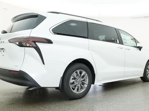 New 2026 Toyota Sienna XLE FWD image 16