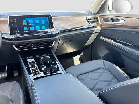 Used 2025 Volkswagen Atlas SE FWD image 26