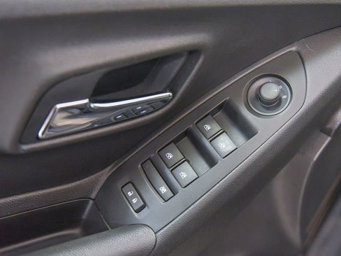 Used 2020 Chevrolet Trax LT w/ LT Convenience Package image 15