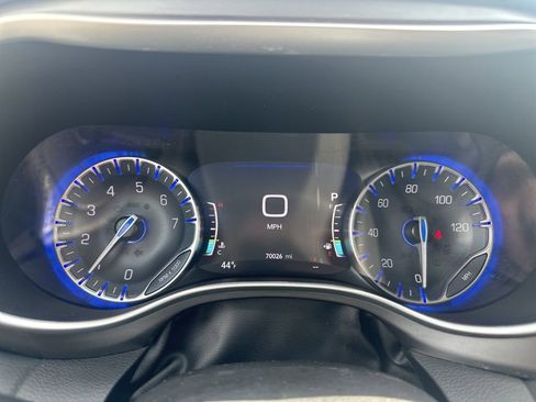 Used 2023 Chrysler Pacifica Touring-L image 6