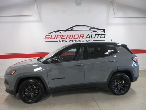 Used 2023 Jeep Compass Latitude w/ Convenience Group AWD/4WD image 2