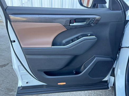 Used 2025 Toyota Highlander Limited image 46