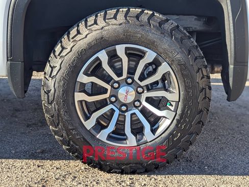 Used 2023 GMC Sierra 1500 AT4 w/ AT4 Premium Package AWD/4WD image 17