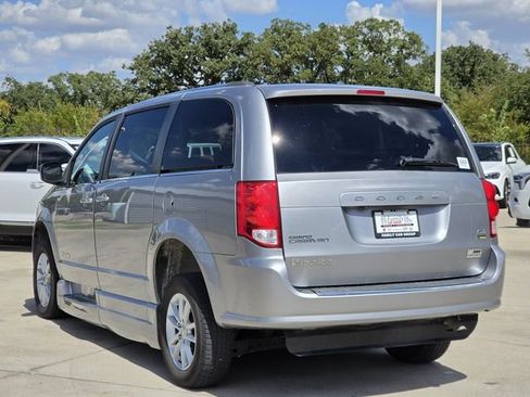 Used 2019 Dodge Grand Caravan SXT FWD image 3