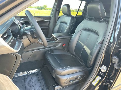 Used 2025 Jeep Grand Cherokee Limited RWD image 11