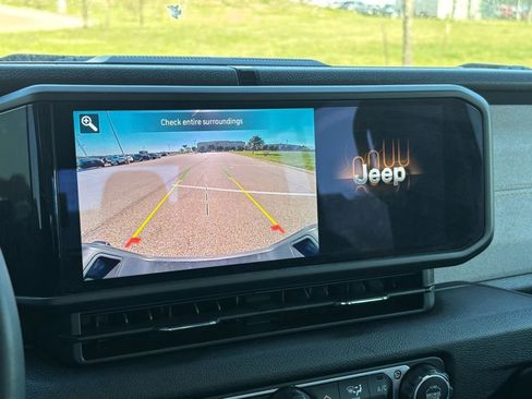 Used 2024 Jeep Gladiator Sport image 9