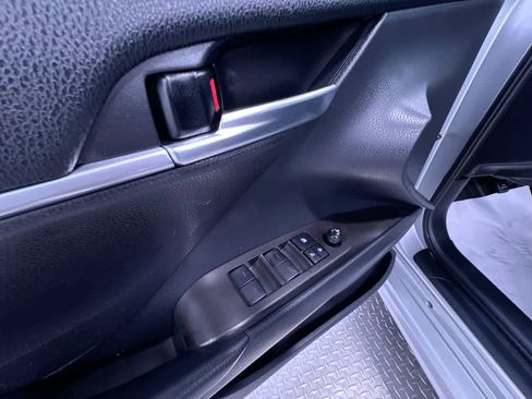 Used 2021 Toyota Camry SE image 12
