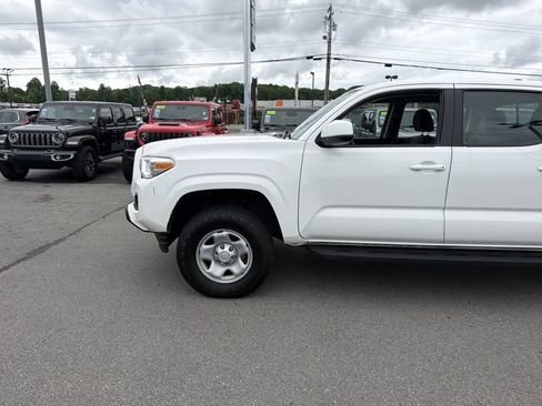 Used 2018 Toyota Tacoma SR w/ SR Convenience Package AWD/4WD image 12