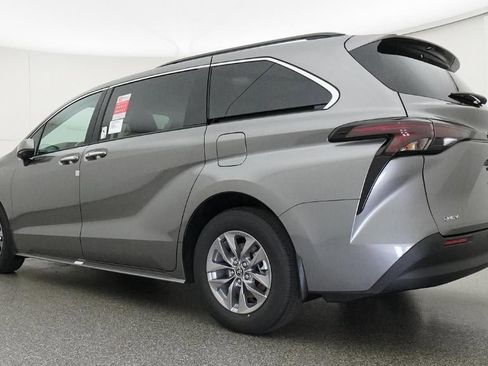 New 2026 Toyota Sienna XLE image 21