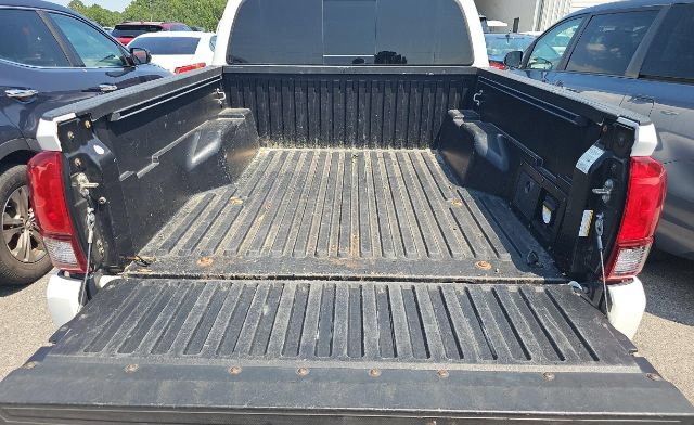 Used 2019 Toyota Tacoma TRD Sport AWD/4WD image 10