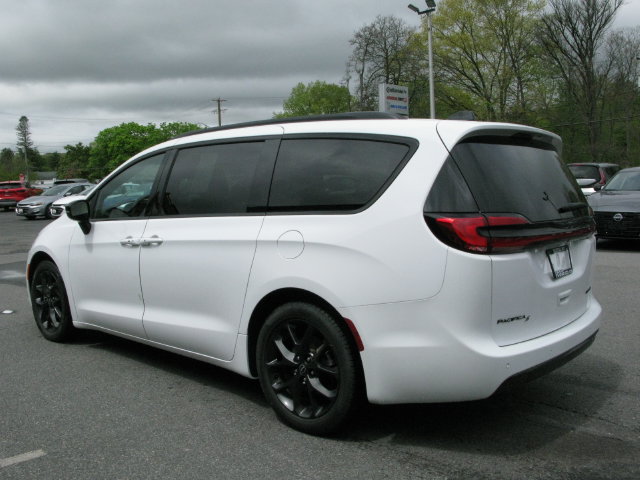 Used 2025 Chrysler Pacifica Limited FWD image 8