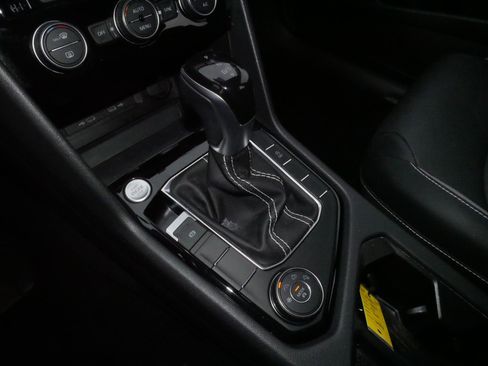 Certified 2022 Volkswagen Taos SEL image 24