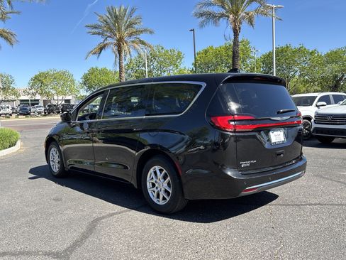 Used 2023 Chrysler Pacifica Touring-L image 3