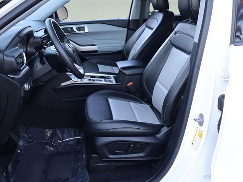 Used 2022 Ford Explorer XLT w/ Equipment Group 202A image 9
