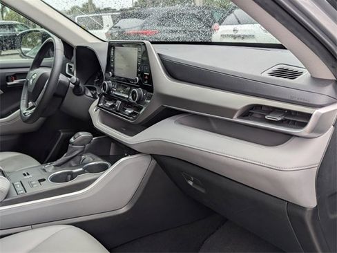 Used 2020 Toyota Highlander XLE image 20