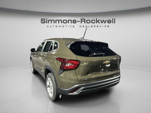 Used 2024 Chevrolet Trax LS w/ LS Convenience Package image 6