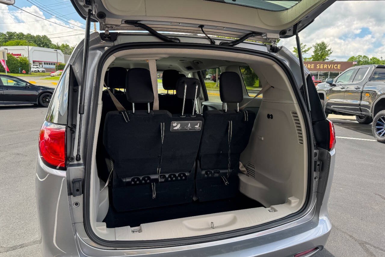 Used 2020 Chrysler Voyager L FWD image 16