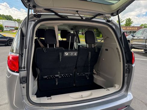 Used 2020 Chrysler Voyager L FWD image 16